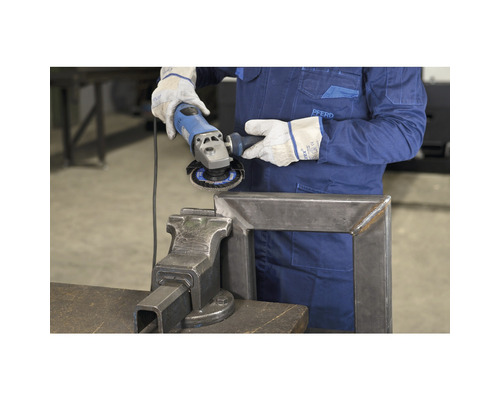 Anwender schleift Metallrahmen mit einem Winkelschleifer in einer Werkstatt