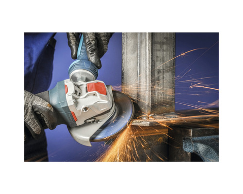 Eine Person benutzt einen Winkelschleifer, um Metall zu bearbeiten, wobei Funken fliegen.