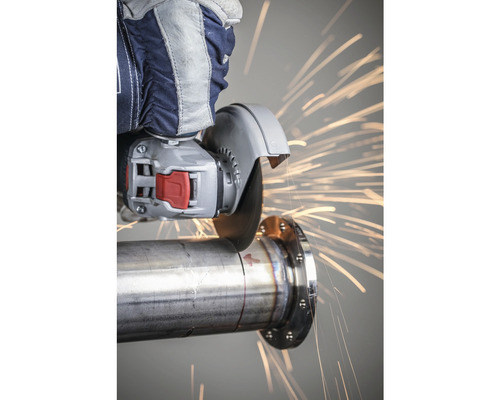 Un tube métallique est travaillé avec une meuleuse d''angle, ce qui provoque des étincelles.