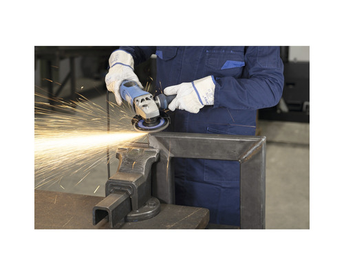 Metallbearbeitung mit einem Winkelschleifer in einer Werkstatt