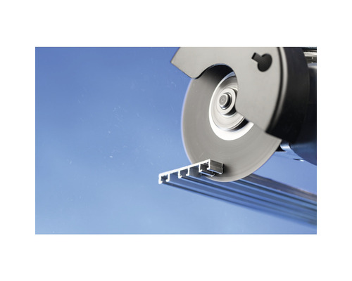 Tronçonneuse à disque coupant un profilé en aluminium