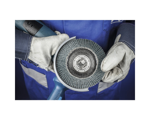 Une meule abrasive est tenue par un ouvrier