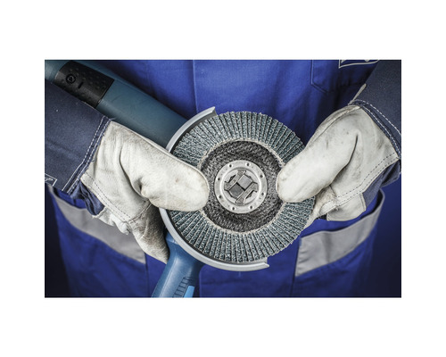 Une personne portant des gants de protection tient une meuleuse d''angle avec un disque abrasif monté.