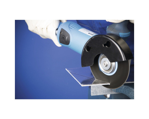 Une personne meule du métal avec une meuleuse d''angle.