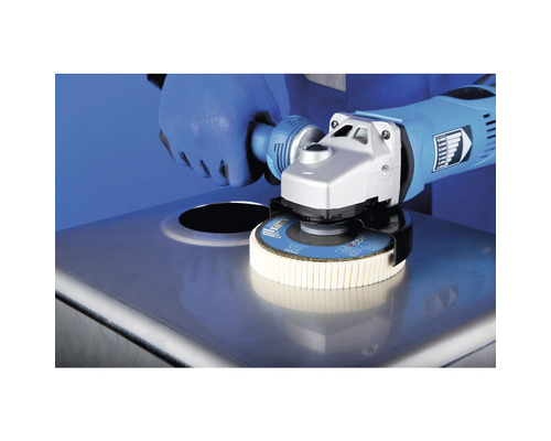 Anwender schleift eine Metalloberfläche mit einem Winkelschleifer und Schleifscheibe.