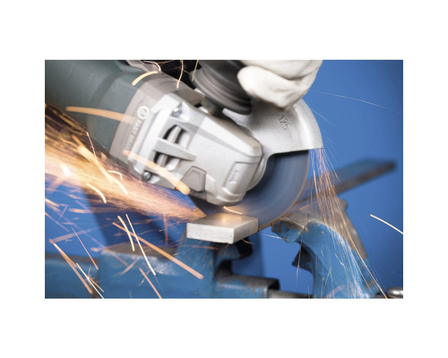 Meuleuse d''angle travaillant le métal dans un étau, des étincelles volent