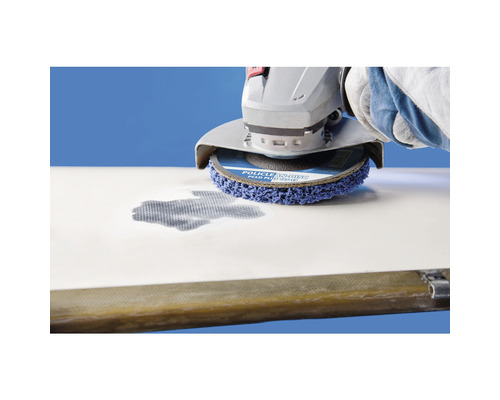 Brosse rotative sur ponceuse en cours d''utilisation sur une surface