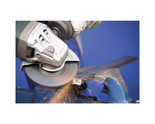 Meuleuse d''angle travaillant une pièce métallique dans un étau