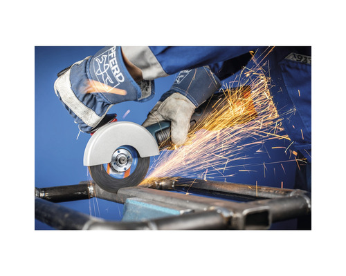 Une personne coupe du métal avec une meuleuse d''angle, produisant des étincelles.