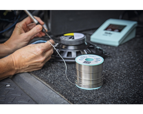 Soudure de câbles sur haut-parleur avec soudure et fer à souder