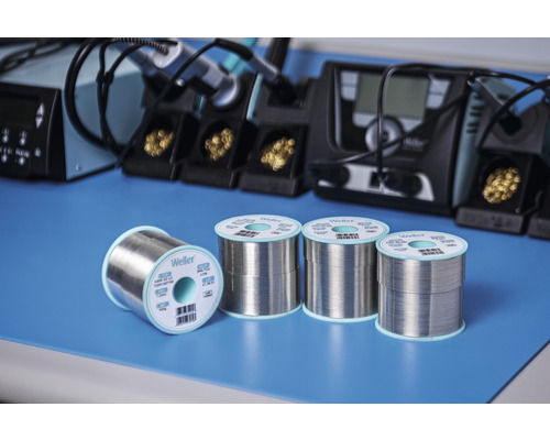 Plusieurs bobines de fil à souder Weller devant des stations de soudure