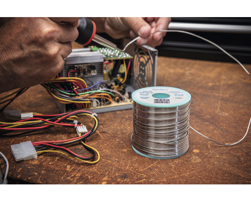 Bobine de soudure de la marque Weller lors du soudage d''une carte de circuit imprimé.