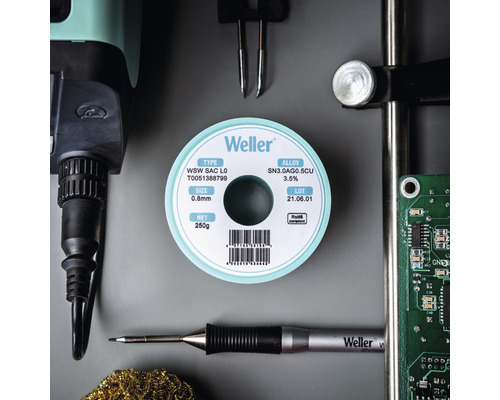 Station de soudage avec fil à souder, fer à souder et carte de circuit imprimé