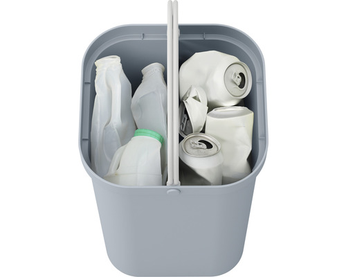 Poubelle avec bouteilles en plastique et canettes