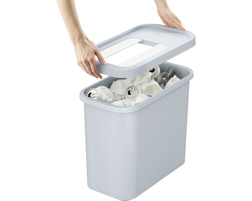 Poubelle avec couvercle, remplie de canettes et de papier