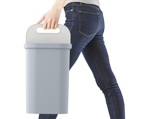 Femme portant un collecteur de déchets gris Joseph Joseph