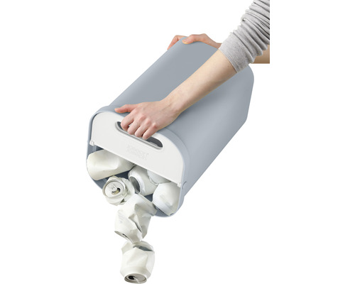 Personne vidant une poubelle avec des canettes de boisson écrasées