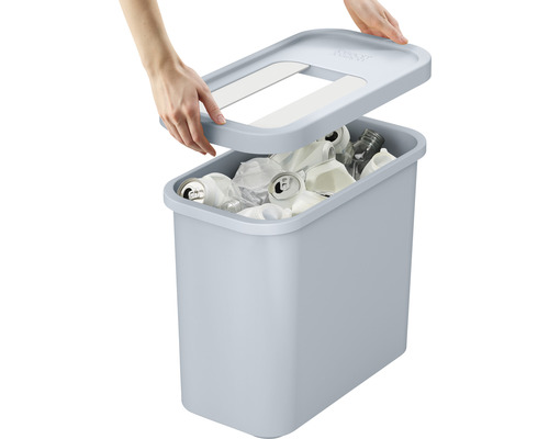 Poubelle avec couvercle et déchets