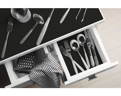 Schublade mit Antirutschmatte und verschiedenen Küchenutensilien