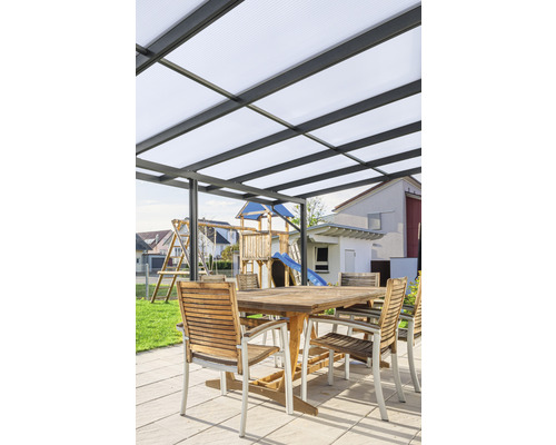 Terrasse mit Überdachung, Gartentisch und Stühlen