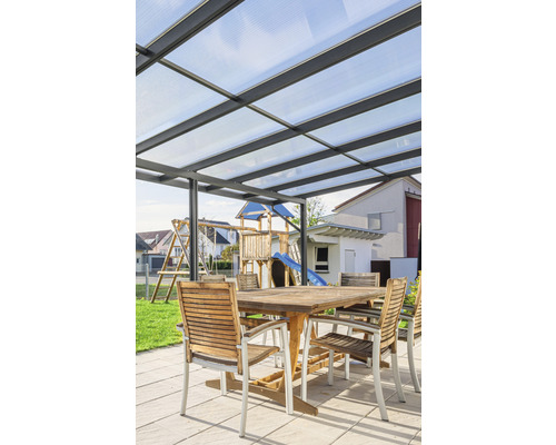 Terrassenüberdachung mit Tisch und Stühlen im Garten