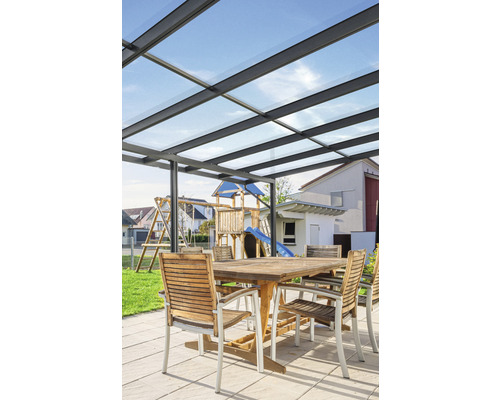 Terrasse mit Überdachung, Gartentisch und Stühlen