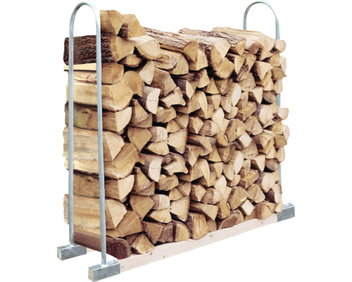 Holzregal mit Holzscheiten gefüllt