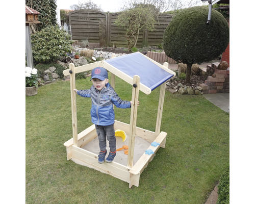Kindersandkasten mit Dach im Garten
