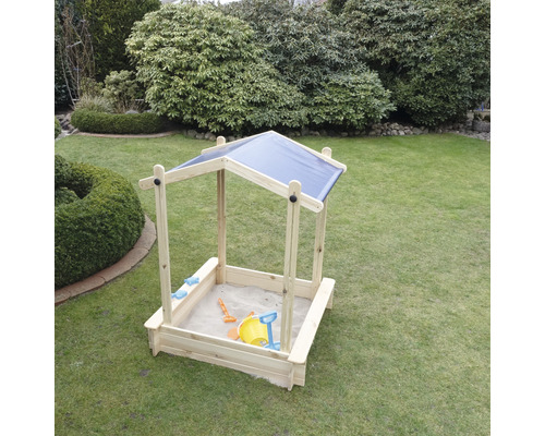 Sandkasten mit Dach und Spielzeug im Garten