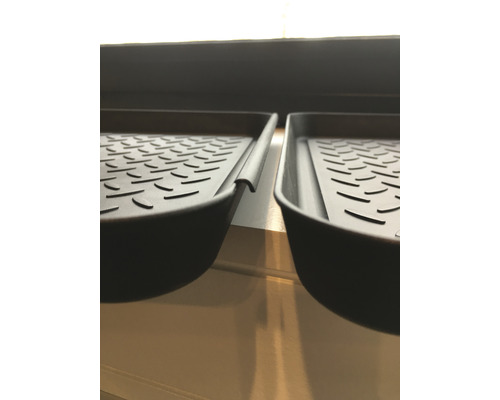 Deux bacs à chaussures noirs en plastique avec motif rainuré