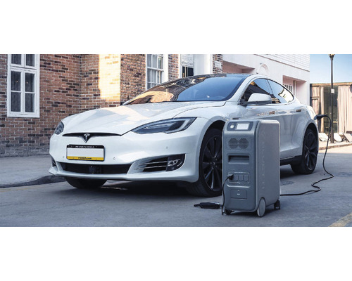 Elektroauto wird mit tragbarer Stromversorgung geladen