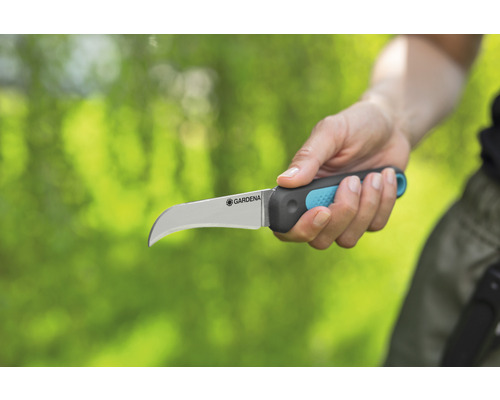 Main tenant un greffoir Gardena
