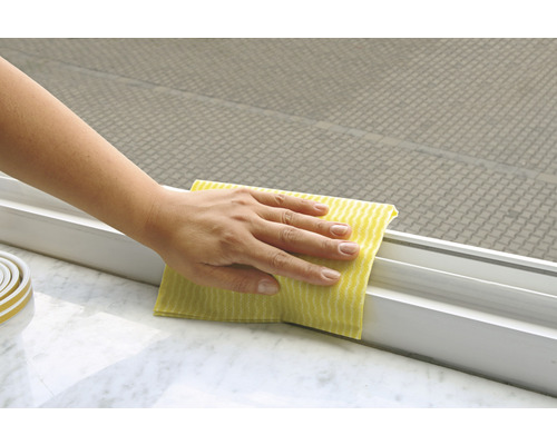 Reinigung eines Fensterrahmens mit einem Reinigungstuch