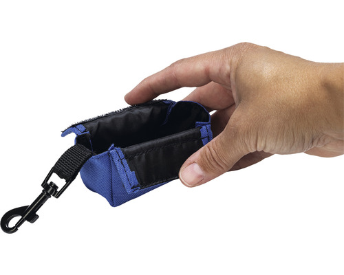 Distributeur de sacs à excréments canins avec mousqueton et poche ouverte à la main