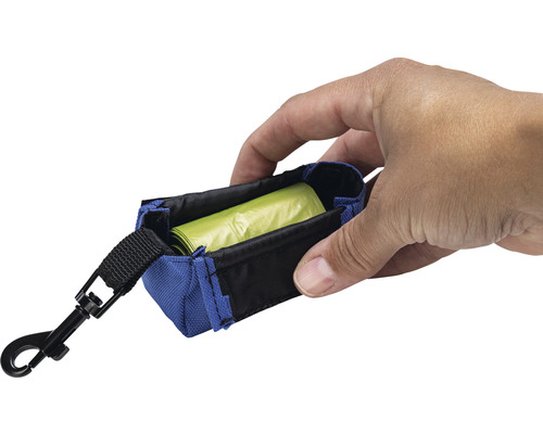 Distributeur de sacs à déjections canines avec sacs à déjections canines dans la main