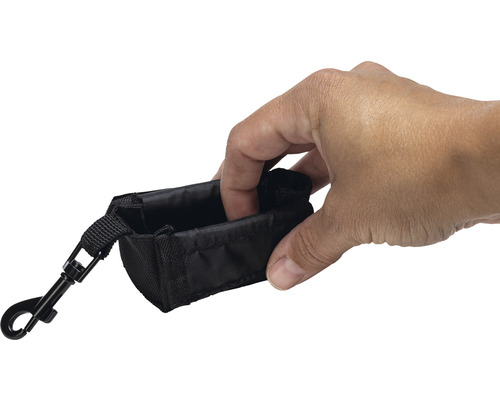 Distributeur de sacs à déjections canines noir avec mousqueton tenu par une main