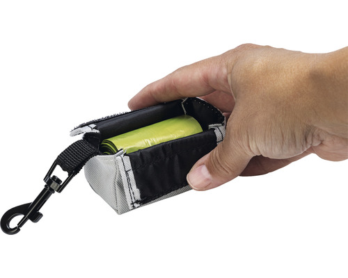 Distributeur de sacs à déjections canines avec rouleau de sacs à déjections canines dans la main