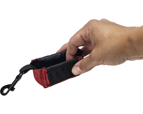 Main tenant une trousse à outils avec mousqueton