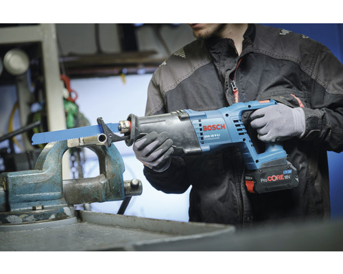 Scie sabre sans fil Bosch GSA 18 V-LI Professional en utilisation sur un établi