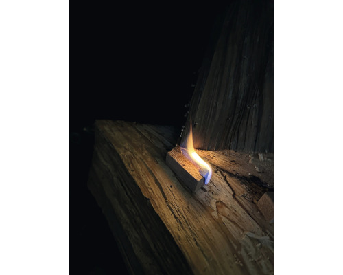 Brennender Anzünder auf Holz