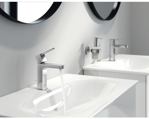 Salle de bains moderne avec lavabos, robinets et miroirs