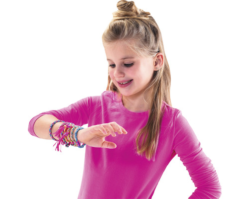 Fille avec des bracelets d''amitié colorés au poignet