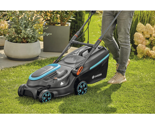 Gardena Akku-Rasenmäher im Einsatz auf Rasenfläche