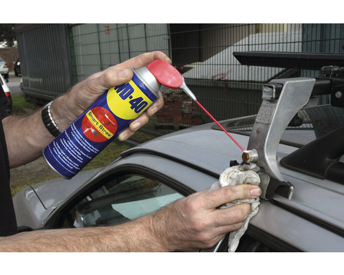 Le produit multifonction WD-40 est appliqué sur une galerie de toit de voiture