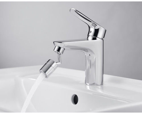 Robinet avec régulateur de jet d''eau pivotant sur un lavabo