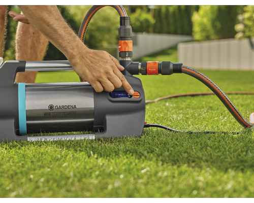 Gardena Gartenpumpe 6500 SilentComfort mit Schlauchanschluss und Bedienfeld auf Rasen
