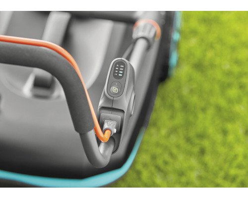 Detailaufnahme eines Rasenmähers mit Bedienelementen am Griff