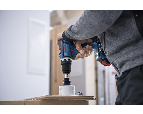 Akku-Bohrschrauber mit Lochsäge im Einsatz