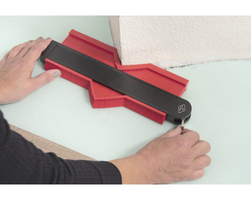 Konturlehre im Einsatz zum Abnehmen von Konturen