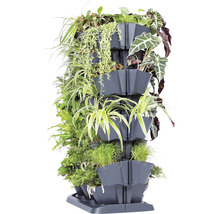 Tour de plantation verticale avec différentes plantes dans des jardinières